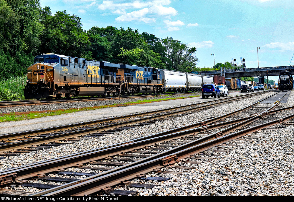 CSX 5395 on M-422